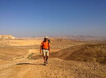 Wüstenlandschaft in Israel - Trail: Dieses Foto kurz nach Arad wurde zum Titelbild des Buches Israel Trail mit Herz