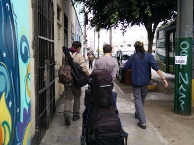 Backpacker mit Gitarre in Peru