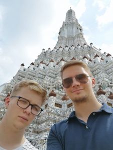 Sebastian und Bernhard Navratil vor Wat Arun - Tempel der Morgenröte