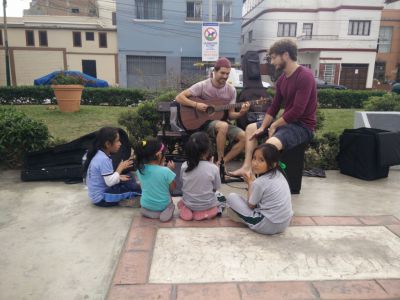 Eucalypdos als Straßenmusiker und Kinder in Peru