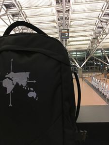 Am Flughafen mit dem Digitale Nomaden Rucksack