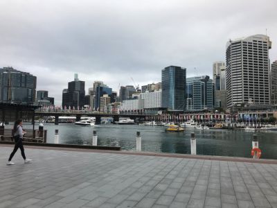 An der Darling Harbour in Sydney mit Aussicht auf den Hafen
