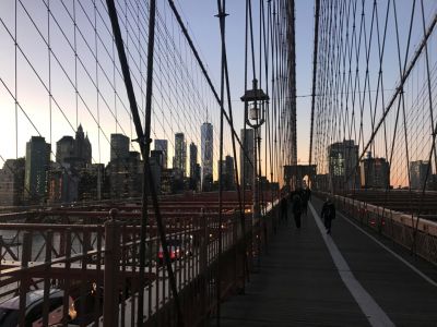 Brooklyn Bridge bei Einbruch der Nacht