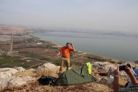 Christian Seebauer zeigt, wie man das Trek Santiago aufbaut. Hier auf den Arbel Cliffs oberhalb des See Genezareth