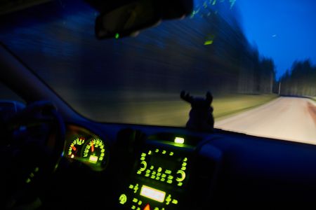 Fahrt auf einer Piste im PKW bei Nacht in Schweden