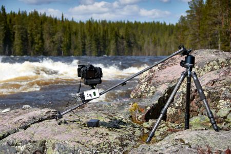 Kameraaufbau an einem wilden Fluss