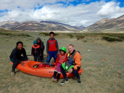 Kinder und Jugendliche beim Einstieg auf 4600 m Seehöhe