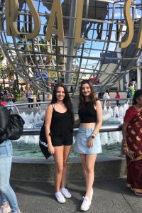 Links Katharina, rechts Nadine vor dem Universal Zeichen im Universal Park in Hollywood