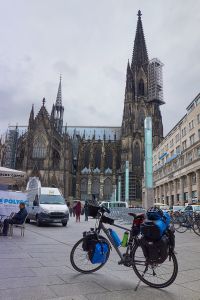 Radtour an der Donau - Bahnhofsvorplatz in Köln