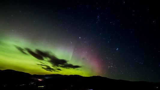 Skandinavischer Nachthimmel mit Polarlichtern