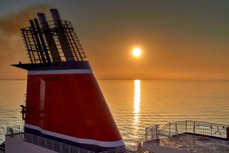 Sonnenuntergang an Bord der Fähre auf der Ostsee
